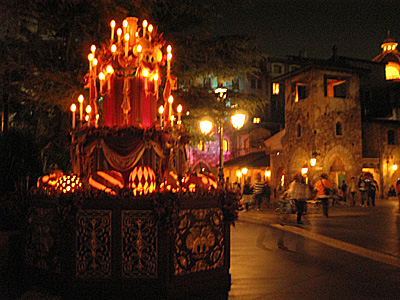 夜のエントランス